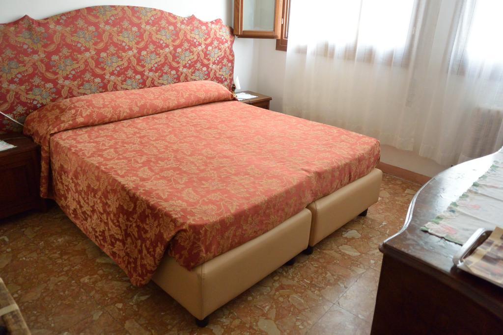 Chambre Double avec vue sur Canal - Salle de Bains Commune